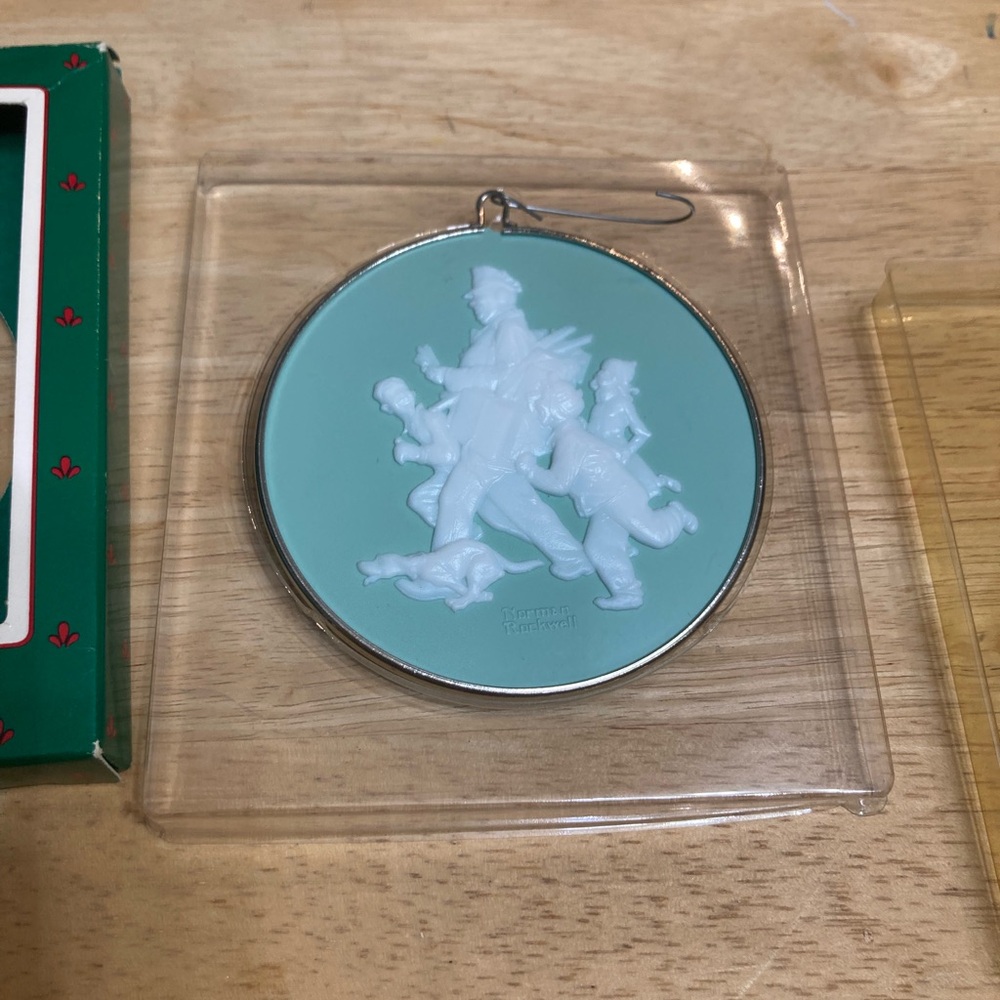 Vintage 1985 Hallmark Norman Rockwell Collector's Series Ornament “Jolly Postman - Picture 4 of 6
